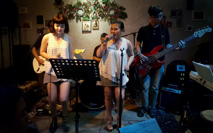 Ban nhạc gia đình Philippines biểu diễn trên đất Việt suốt 21 năm - Ảnh 8.