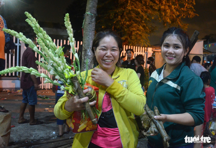 Lễ hội Làm chay vỡ trận sớm, người dự chia lộc sau khi tranh - Ảnh 11.