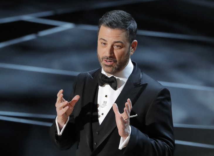 Những pha châm biếm xéo xắt nhất của Jimmy Kimmel tại Oscar 90 - Ảnh 2.