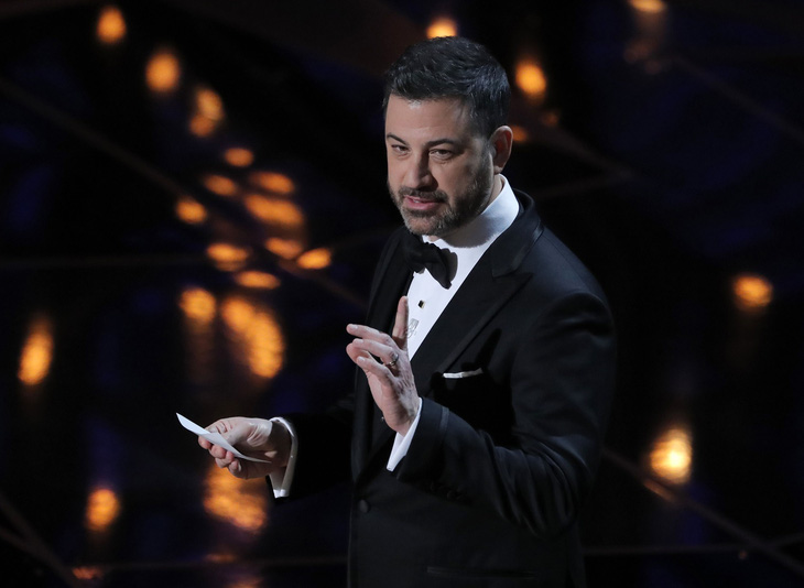 Những pha châm biếm xéo xắt nhất của Jimmy Kimmel tại Oscar 90 - Ảnh 1.