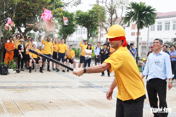 Lính Mỹ chơi kéo co, đập niêu với bệnh nhân Đà Nẵng - Ảnh 4.