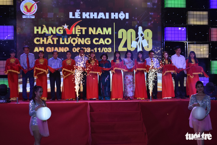 Hội chợ Hàng Việt Nam chất lượng cao khai mạc ở Long Xuyên - Ảnh 1.