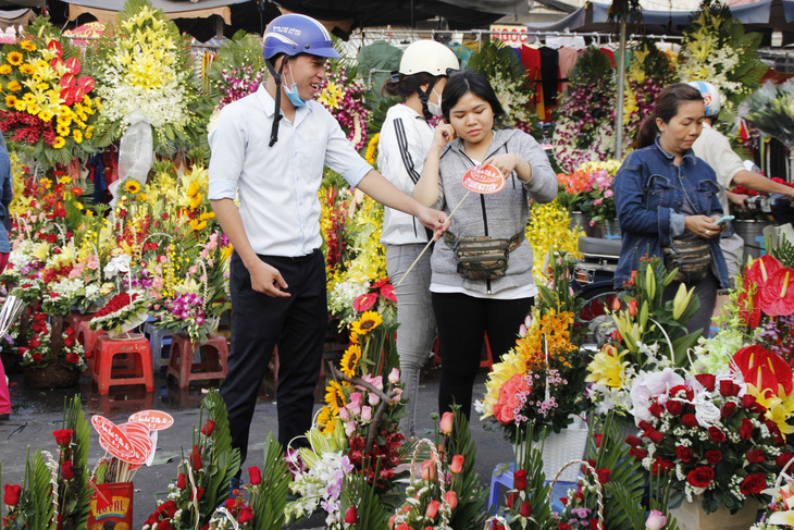 Lễ 8-3: Chóng mặt giá hoa hồng, 25.000 đồng một bông - Ảnh 1.