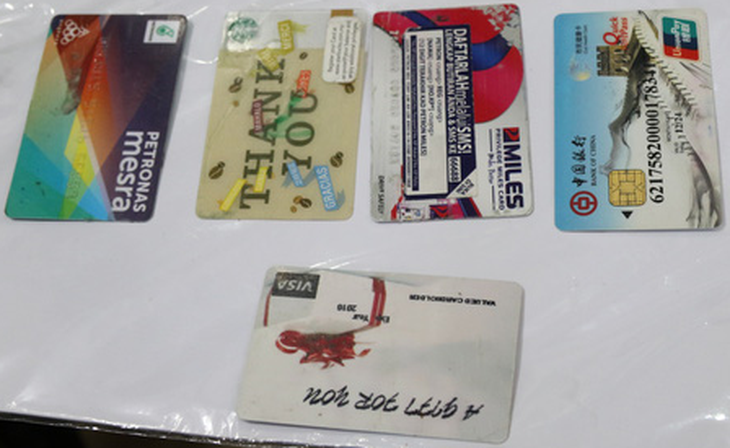 Bắt khẩn cấp nhóm làm giả thẻ ATM, rút tiền tỉ của chủ thẻ - Ảnh 3.