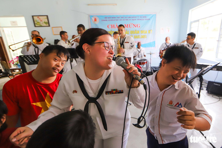 Lính hải quân Mỹ nhảy múa, chơi bóng rổ cùng trẻ em chất độc da cam - Ảnh 3.