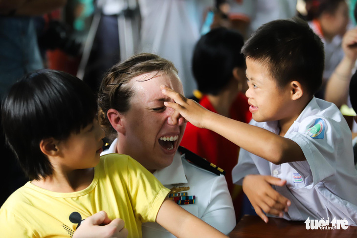 Lính hải quân Mỹ nhảy múa, chơi bóng rổ cùng trẻ em chất độc da cam - Ảnh 8.