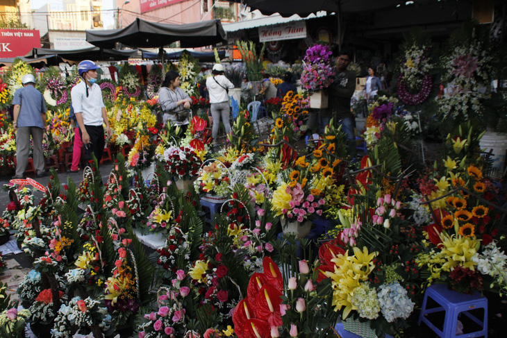 Lễ 8-3: Chóng mặt giá hoa hồng, 25.000 đồng một bông - Ảnh 2.