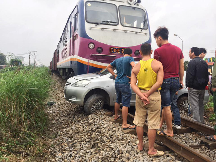 Ôtô chết máy ngay đường ray, tài xế thoát nạn trong gang tấc - Ảnh 1.