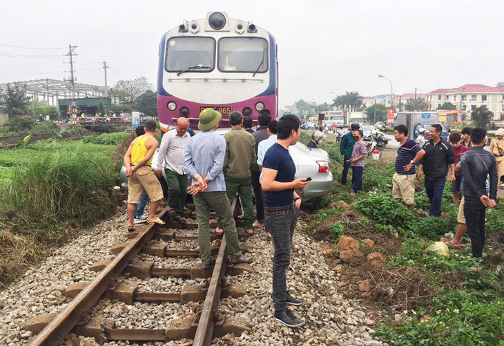 Ôtô chết máy ngay đường ray, tài xế thoát nạn trong gang tấc - Ảnh 2.