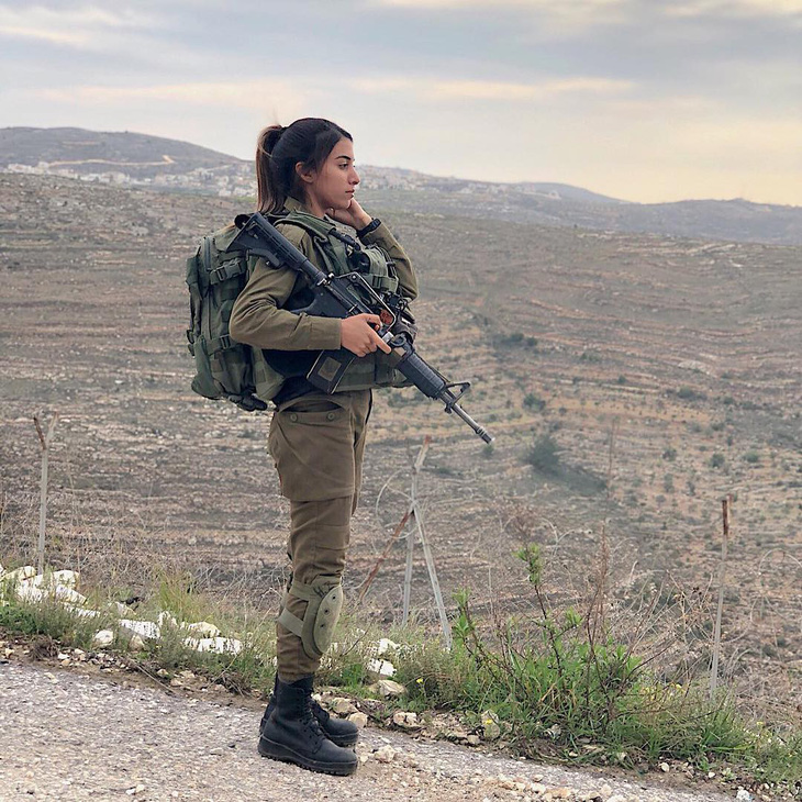 Tranh luận dữ dội tại Israel vì các nữ binh sĩ... quá đẹp - Ảnh 9.