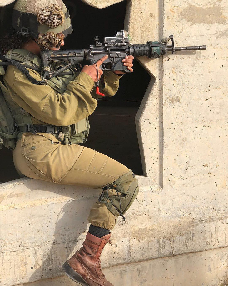Tranh luận dữ dội tại Israel vì các nữ binh sĩ... quá đẹp - Ảnh 11.