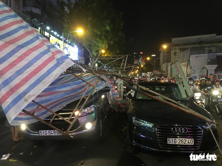 Sài Gòn mưa dông trái mùa, giàn giáo sập đè bể xe Audi - Ảnh 2.