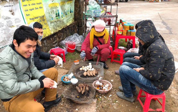 Mẫu Sơn rét nhất miền Bắc, nhiệt độ xuống 5,5 độ C - Ảnh 1.