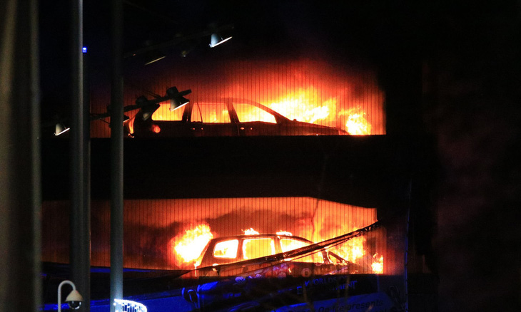 Bãi xe hơi cháy rụi đêm giao thừa, 1.400 chiếc thành tro - Ảnh 1.