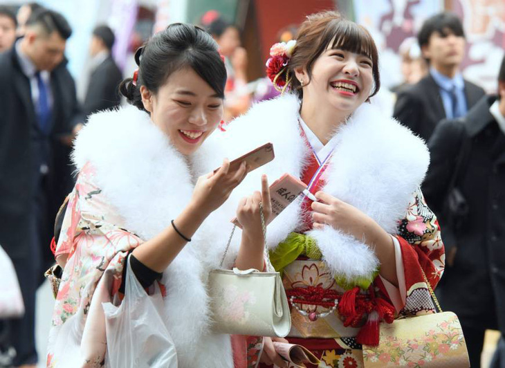 Thiếu nữ Nhật rạng rỡ kimono trong lễ trưởng thành - Ảnh 4.