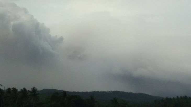 Núi lửa Mayon phun trào, Philippines cảnh báo du khách - Ảnh 3.
