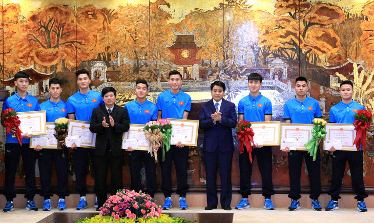 Hà Nội không hứa mà thưởng ngay tiền tươi thóc thật cho U23 Việt Nam - Ảnh 1.