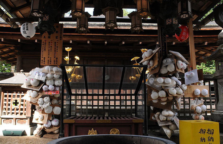 Ngôi đền Nhật Bản thờ bầu ngực phụ nữ - Ảnh 3.