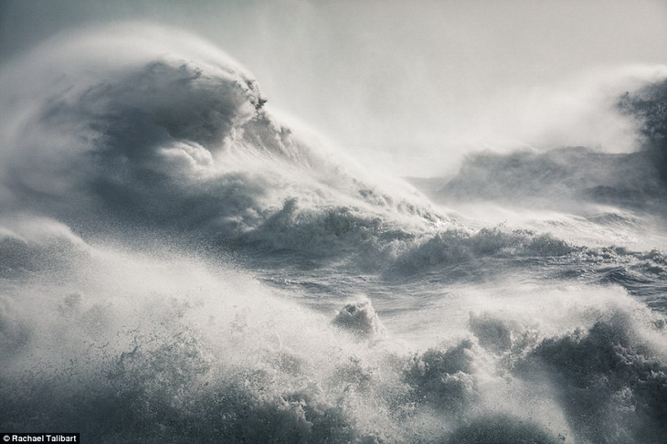 Ảnh ấn tượng về sóng biển trong cơn bão - Ảnh 1.
