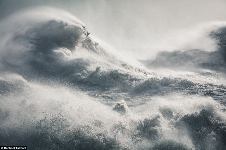 Ảnh ấn tượng về sóng biển trong cơn bão - Ảnh 4.