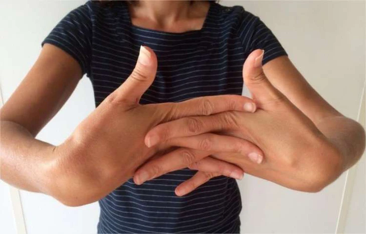 Giải mã tiếng bẻ tay nghe kêu rốp rốp - Ảnh 1.
