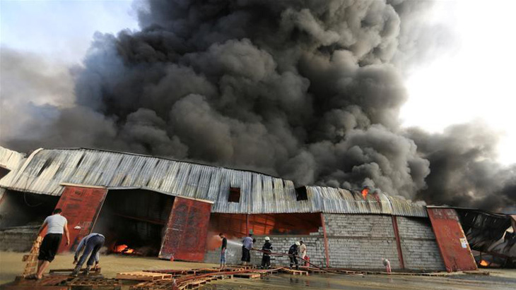 Cháy rụi 50 tấn lương thực và hàng hóa cứu trợ ở Yemen - Ảnh 1.