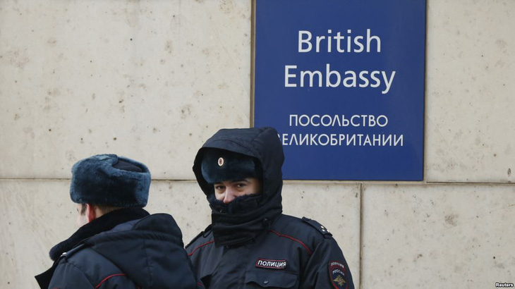 Nga đòi cắt giảm thêm nhà ngoại giao Anh, cảnh báo công dân sang Anh - Ảnh 1.