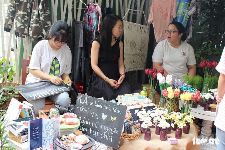 Phiên chợ Người yêu cũ bán đồ tái chế hút bạn trẻ Sài Gòn - Ảnh 3.