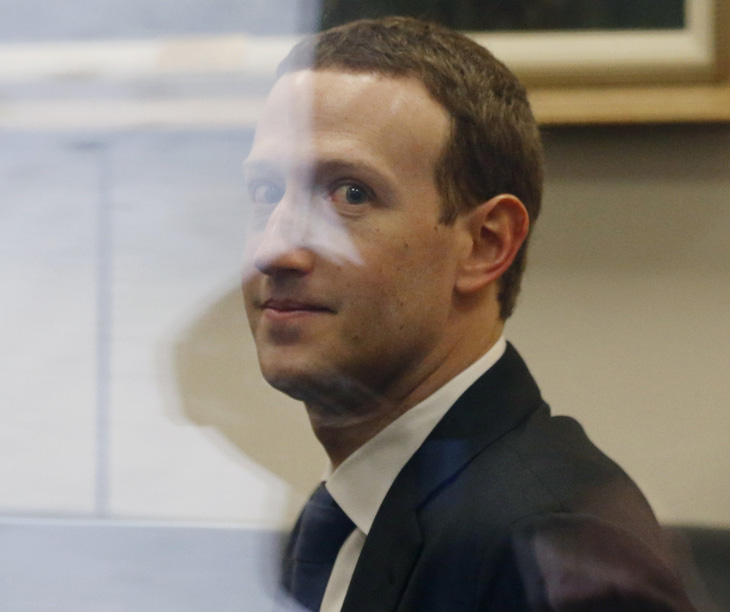 Mark Zuckerberg mặc đồ vest đến buổi điều trần với các nhà lập pháp Mỹ - Ảnh 1.