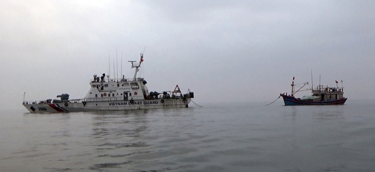 Cảnh sát biển cứu tàu cá cùng 9 thuyền viên trôi dạt trên biển - Ảnh 1.