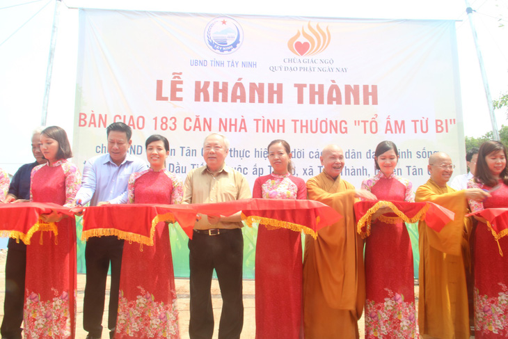 Bàn giao 183 tổ ấm từ bi cho 1.000 Việt Kiều Campuchia hồi hương - Ảnh 2.