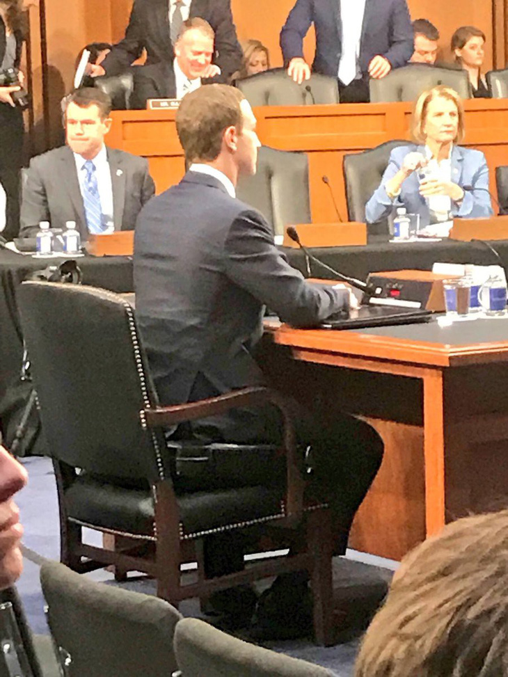 Mark Zuckerberg kê nệm ngồi để khỏa lấp chiều cao khiêm tốn? - Ảnh 2.