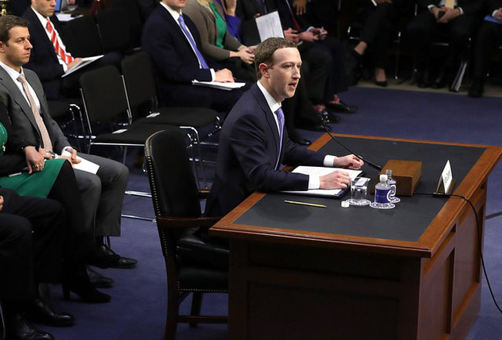 Mark Zuckerberg kê nệm ngồi để khỏa lấp chiều cao khiêm tốn? - Ảnh 1.