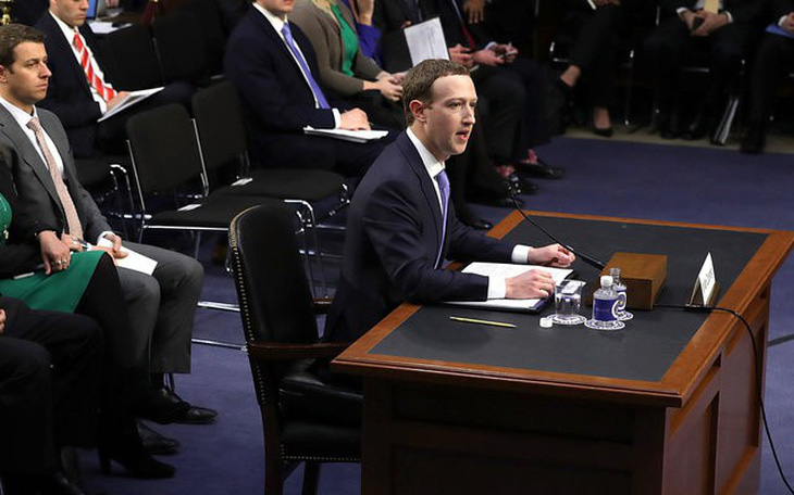 Mark Zuckerberg kê nệm ngồi để khỏa lấp chiều cao khiêm tốn?