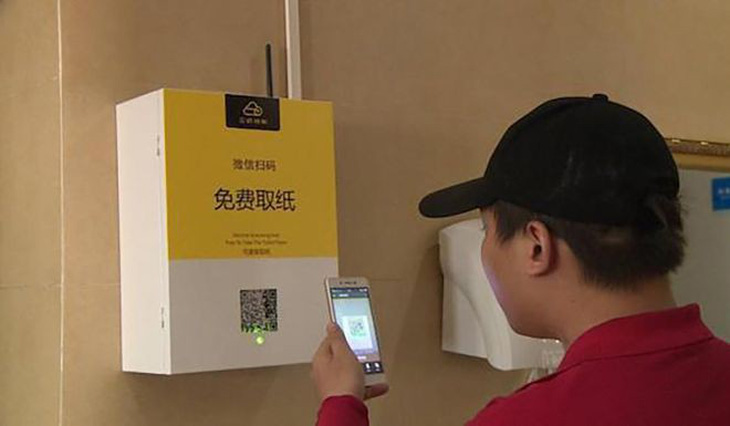 Trung Quốc bắt nhận diện mặt mới được cấp miếng giấy đi vệ sinh - Ảnh 1.