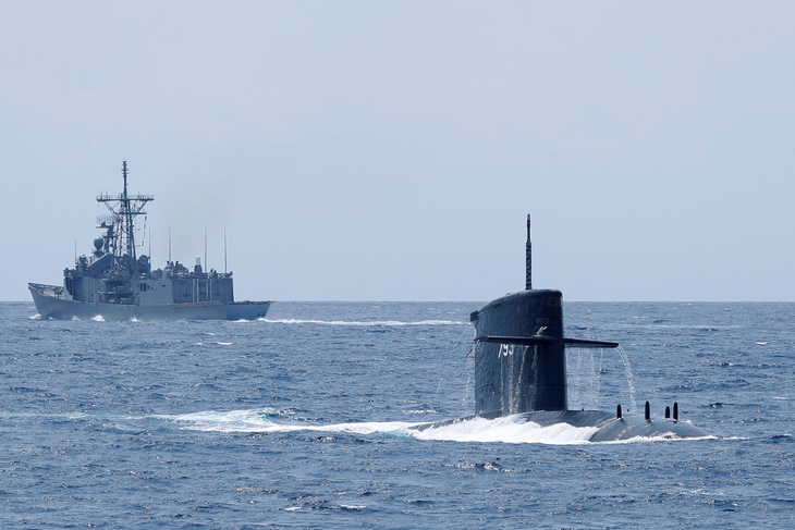Đài Loan kéo tàu ngầm ra biển tập trận thách thức Trung Quốc - Ảnh 3.