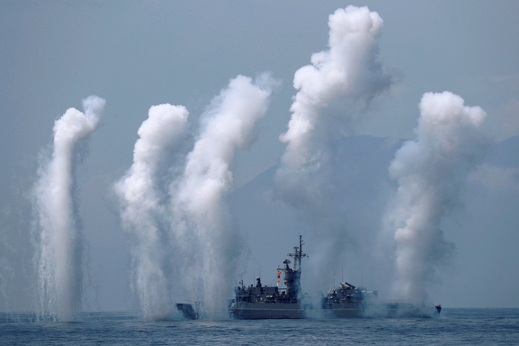 Đài Loan kéo tàu ngầm ra biển tập trận thách thức Trung Quốc - Ảnh 6.