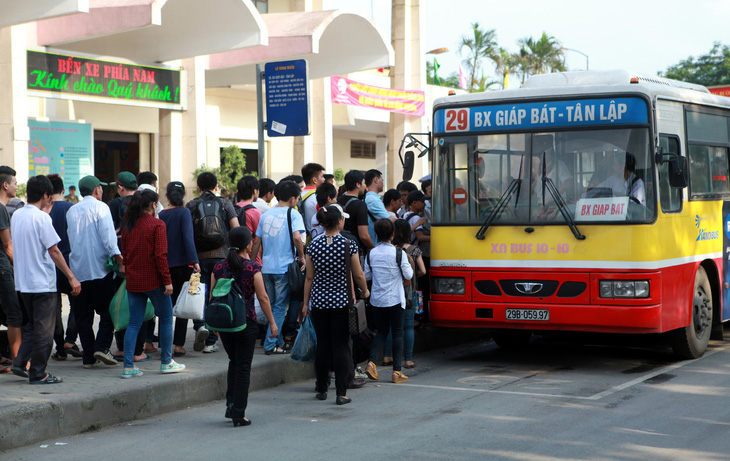 Sở Giao thông vận tải Hà Nội đề xuất tăng giá vé xe buýt từ ngày 1-1-2024 - Ảnh: TUẤN PHÙNG