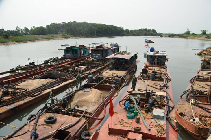 Quảng Ninh bắt giữ 9 tàu hút cát trái phép - Ảnh 2.