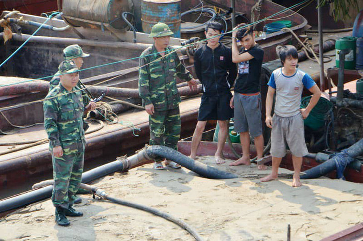 Quảng Ninh bắt giữ 9 tàu hút cát trái phép - Ảnh 1.