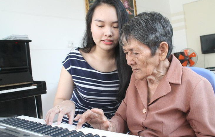 Vượt lên nỗi buồn, cụ bà 80 tuổi vẫn dạy tiếng Anh kiếm tiền học nhạc - Ảnh 3.