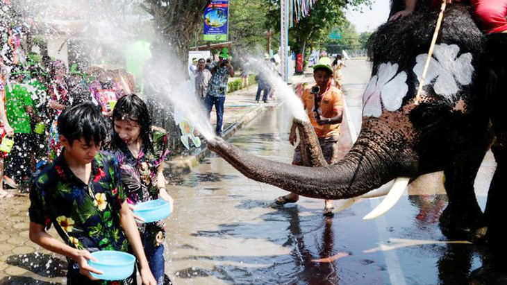 Dân Thái vui quá với Tết Songkran, hơn 400 người chết do tai nạn - Ảnh 2.