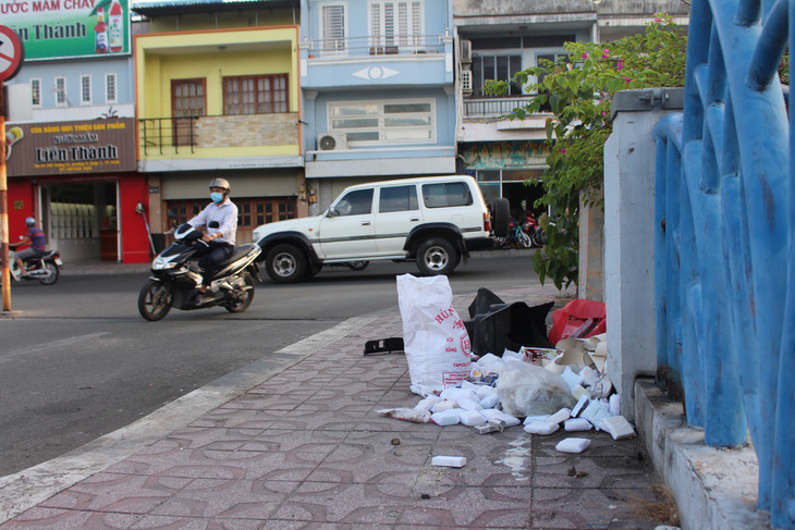 Sài Gòn ra đường là gặp rác thải - Ảnh 7.