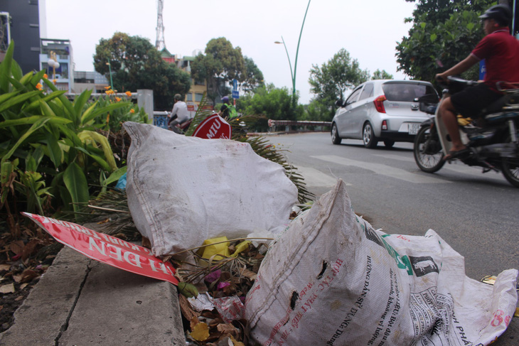 Sài Gòn ra đường là gặp rác thải - Ảnh 1.