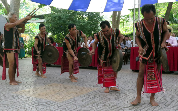 Hơn trăm ngàn người dự lễ hội Vang mãi tiếng chày trên sóc Bom Bo - Ảnh 10.