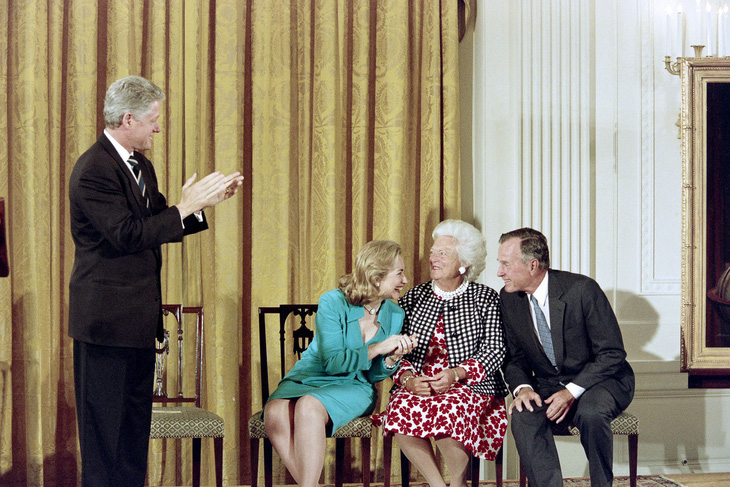 Barbara Bush dành cả đời chăm chút chồng và 5 con - Ảnh 3.