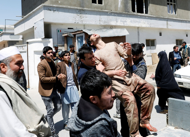 IS đánh bom liều chết làm 57 người thiệt mạng ở thủ đô Afghanistan - Ảnh 1.