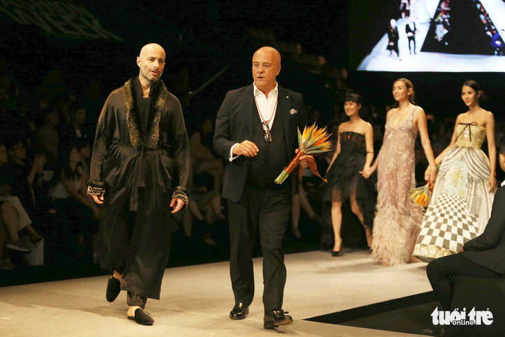 Đại sứ Ý làm người mẫu trình diễn thời trang Ý ở Sài Gòn - Ảnh 2.