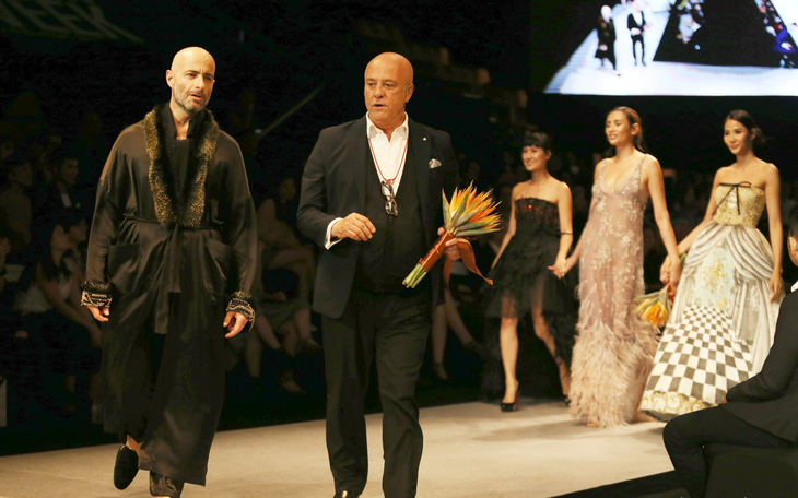 Đại sứ Ý làm người mẫu trình diễn thời trang Ý ở Sài Gòn