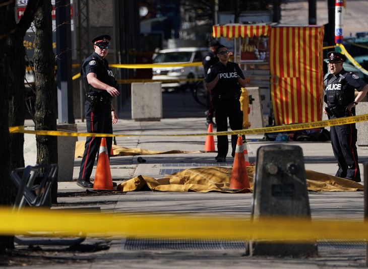 Tông xe vào người đi bộ ở Canada, nhiều người chết và bị thương - Ảnh 6.